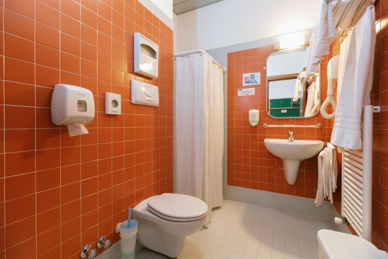 Open011 Hostel Торино Екстериор снимка