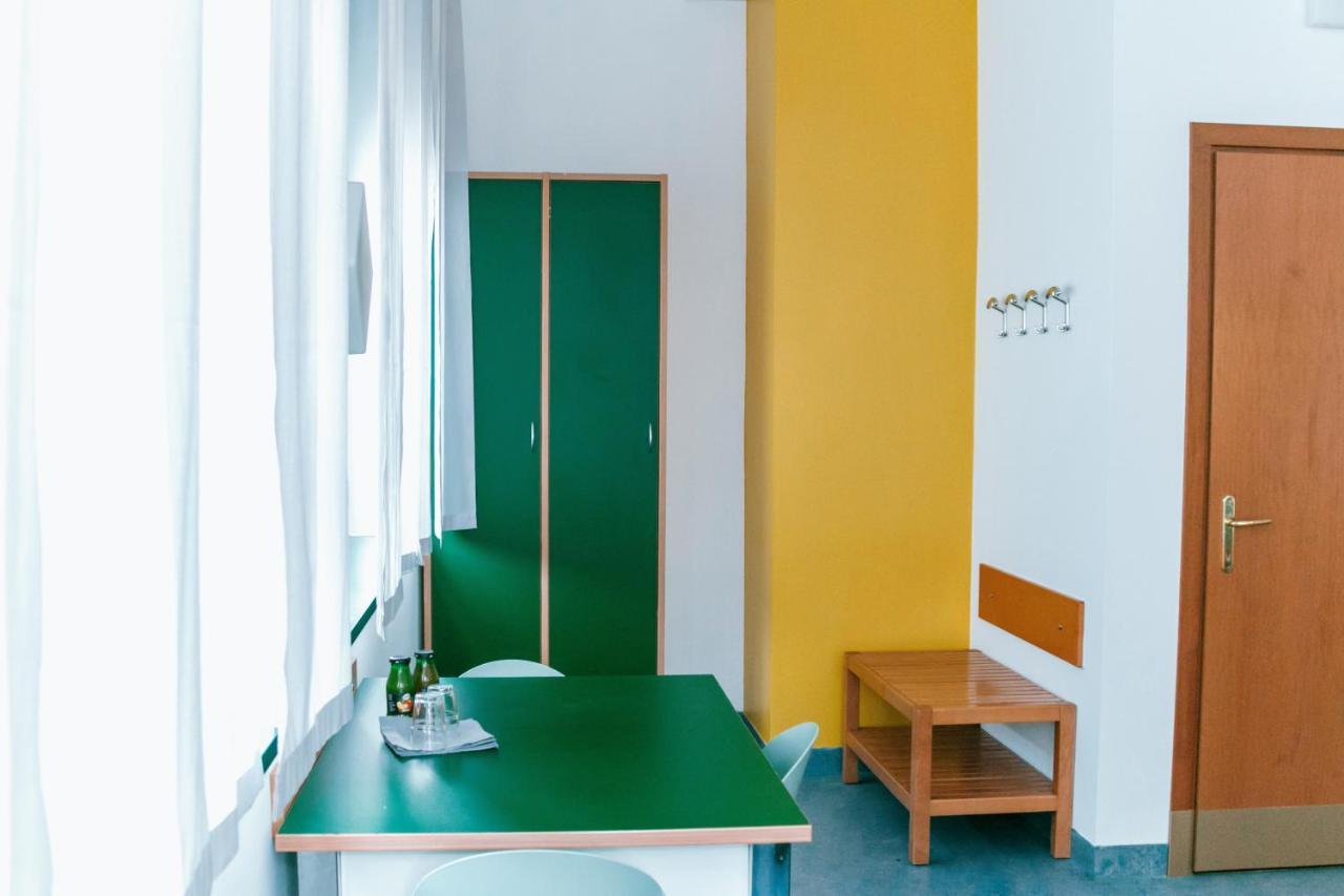 Open011 Hostel Торино Екстериор снимка